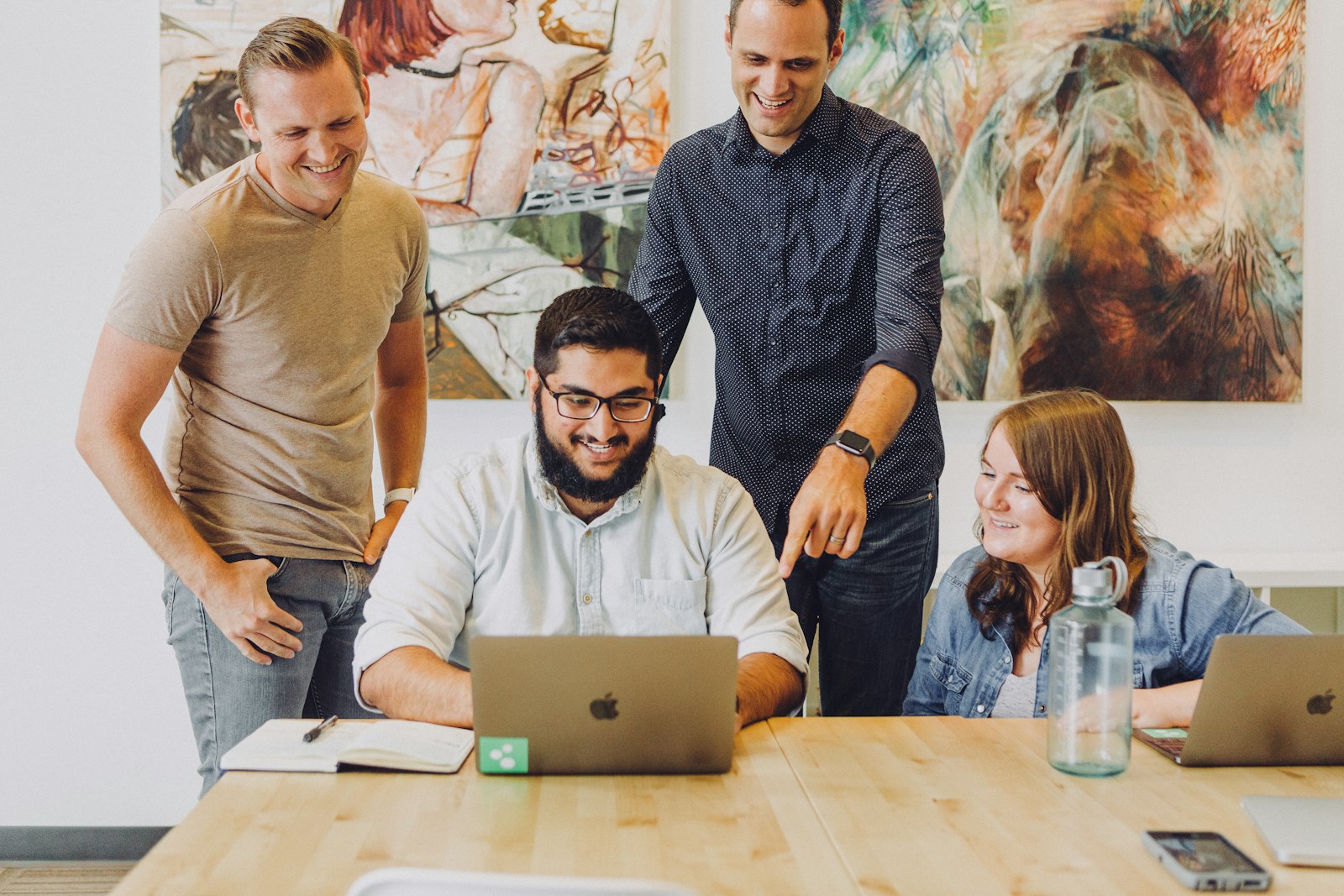 Equipo de Marketing Digital Pro colaborando en una sesión de trabajo creativo