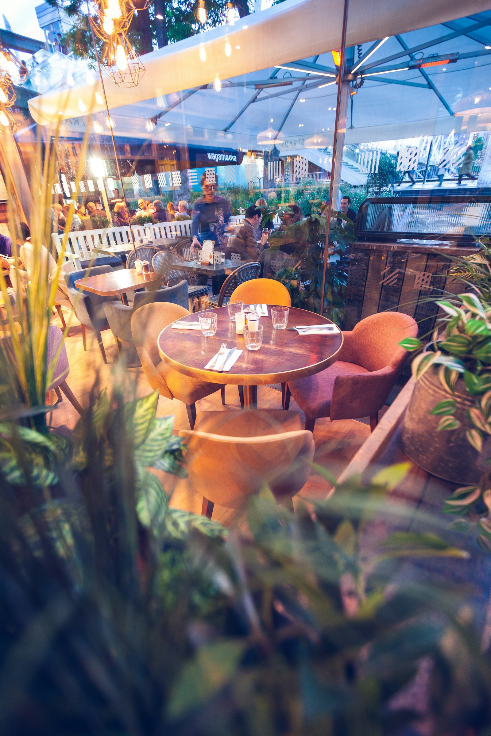 Mesa de restaurante al aire libre, tipo de ambiente gastronómico con el que trabajamos en Cancún