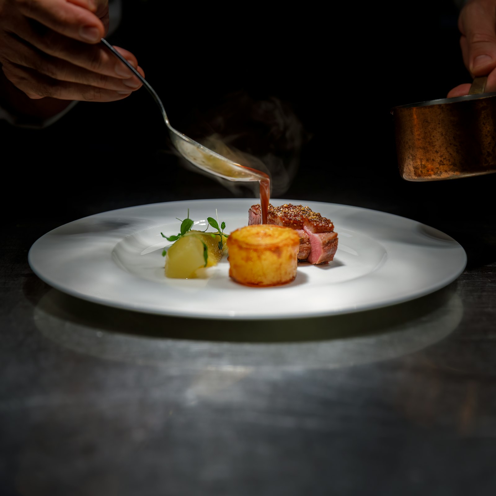Platillo gourmet recién emplatado, propio del cuidado creativo que aplicamos a cada marca gastronómica
