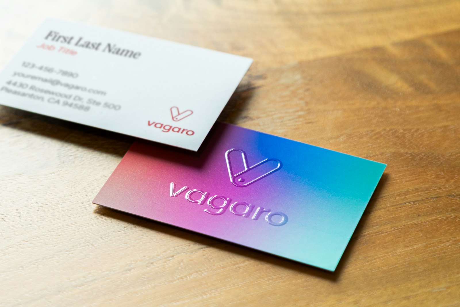 Tarjetas de identidad de marca sobre una superficie de madera